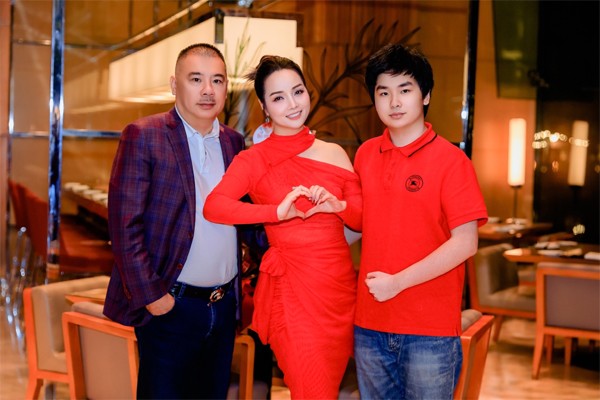 Cô luôn được chồng con tin tưởng trong cuộc sống lẫn công việc.