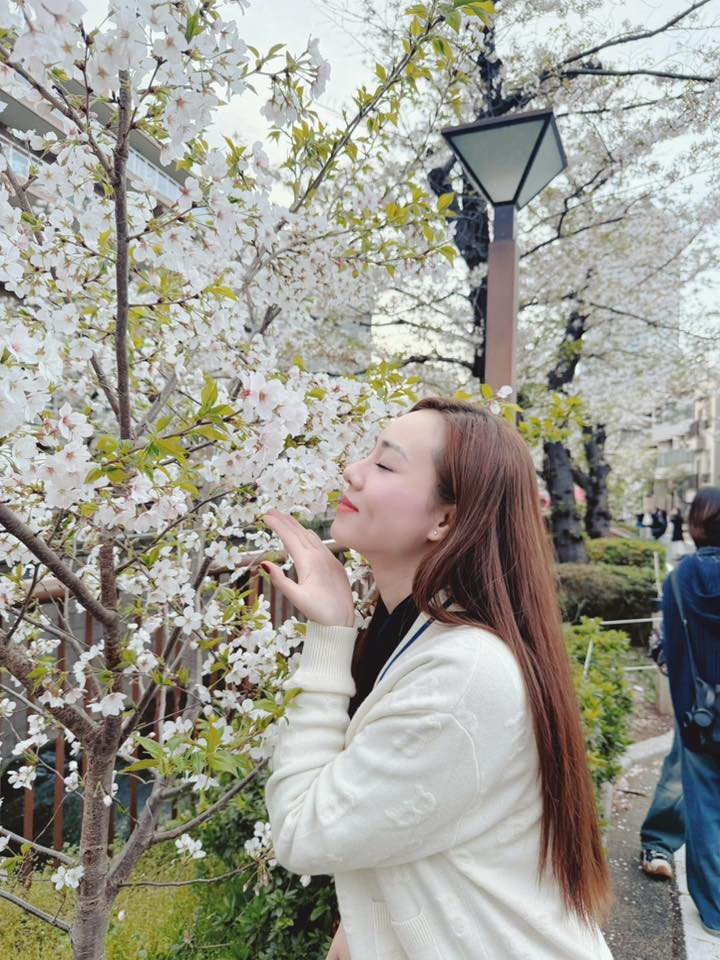 Sao Việt ngày 3/12: Ngọc Hà - vợ NSND Công Lý - chia sẻ cảm xúc tổn thương vì tin nhầm người. "Dẫu biết rằng nhiều mối quan hệ công việc được xây dựng trên lợi ích nhưng mình lại nghĩ quá đơn thuần. Suy cho cùng vẫn là do mình cả tin", chị viết. 