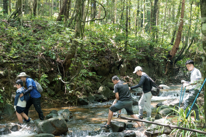 Du khách trekking khám phá rừng Phú Quốc. Ảnh: Thanh Bình