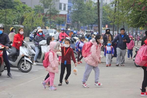 Theo chuyên gia, việc hạn chế hoạt động ngoài trời và cân nhắc cho học sinh nghỉ học là cần thiết khi chỉ số VN-AQI đạt ngưỡng nguy hại. Ảnh minh họa