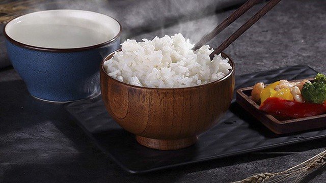 Ăn no trước khi vào cuộc uống rượu cũng chính là cách tốt bạn nên làm.