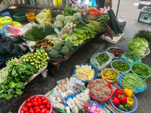 Sau mưa bão, nhiều vùng rau chìm trong nước và hư hại góp phần đẩy giá rau xanh tại Hà Nội tăng cao. (Ảnh: Phương Trang - Hoàng Lan)