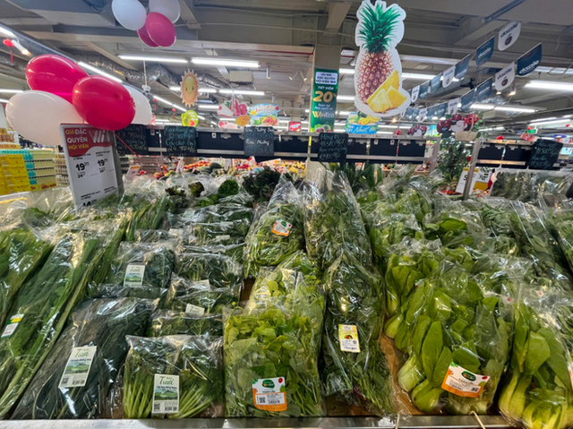 Giá rau tại siêu thị ổn định hơn nhờ có chuỗi cung ứng tốt. (Ảnh: Phương Trang - Hoàng Lan)
