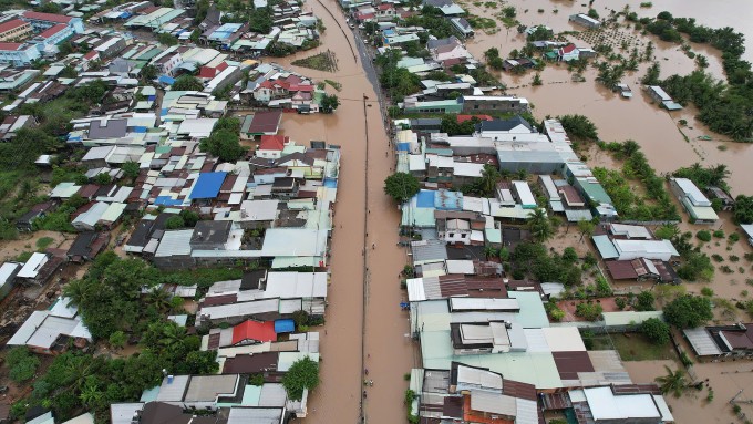 Nước lũ gây ngập quốc lộ 1 qua xã Hồng Sơn. Ảnh: Duy An