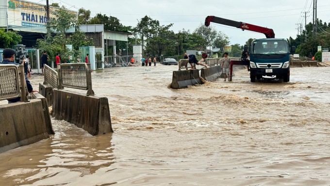 Dòng nước xô lệch dải phân cách ở quốc lộ 1 qua xã Hồng Sơn. Ảnh: Duy An