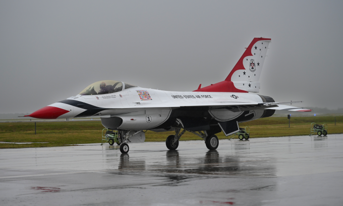 Tiêm kích F-16C của đội bay Thunderbirds tại căn cứ MacDill, Florida tháng 3/2024. Ảnh: USAF