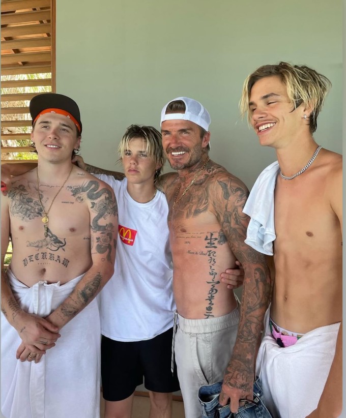 Cruz Beckham đăng lại ảnh gia đình đi nghỉ năm 2021.