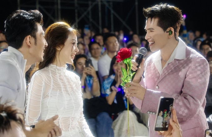 Liên Bỉnh Phát và bạn gái khi theo dõi concert Quốc Thiên.