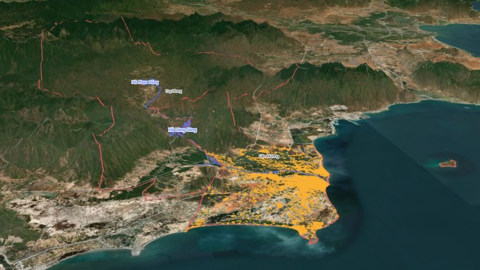 Xã Liên Hương (Tuy Phong, Bình Thuận cũ) nằm dưới hạ du nên chịu ảnh hưởng khi hồ Lòng Sông xả lũ. Xã này có 70.737 người và gần 23.400 công trình xây dựng (vùng màu vàng). Đồ hoạ: Quang Tuệ