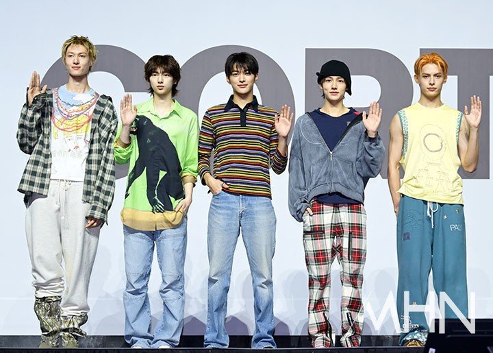 CORTIS chứng minh sức mạnh "em trai BTS" của mình, trở lại 'Billboard 200' với album đầu tay "COLOR OUTSIDE THE LINES" ở vị trí 121, phát hành vào ngày 2/10. Đây là lần thứ hai, nhóm xuất hiện trên bảng xếp hạng này, kể từ khi trở lại ở vị trí 171 vào tháng Mười, nhờ các hoạt động quảng bá tại Mỹ. Album trước đó đã lọt vào Billboard 200 ở vị trí 15 và duy trì vị trí đó trong hai tuần. Đây là thành tích album đầu tay cao nhất của một nhóm nhạc K-pop, không tính các nhóm dự án. Đây cũng là thứ hạng cao nhất của một nhóm nhạc nam Hàn Quốc ra mắt trong bốn năm qua.