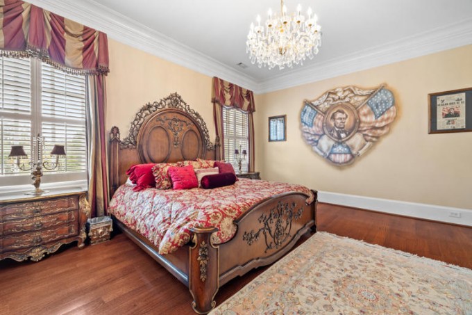 Phòng ngủ mô phỏng Phòng ngủ Lincoln bên trong "biệt thự Nhà Trắng". Ảnh: WSJ