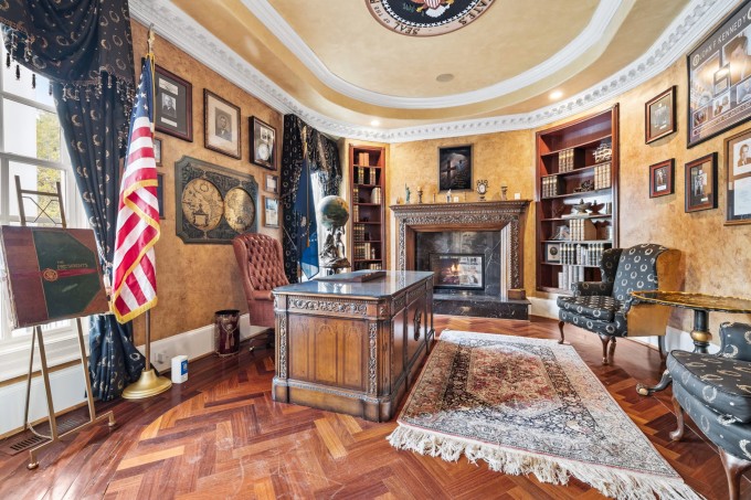 Phòng làm việc mô phỏng Phòng Bầu dục bên trong "biệt thự Nhà Trắng". Ảnh: WSJ