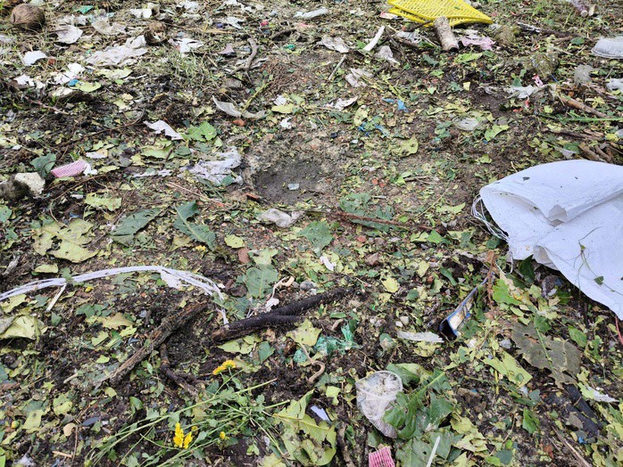 Vụ nổ tạo ra một vết lõm trên mặt đất