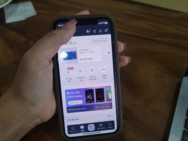 Việc hàng chục ngân hàng đồng loạt thu phí quản lý tài khoản với mức 5.000 – 22.000 đồng/tháng đang gây tranh luận mạnh trong dư luận.