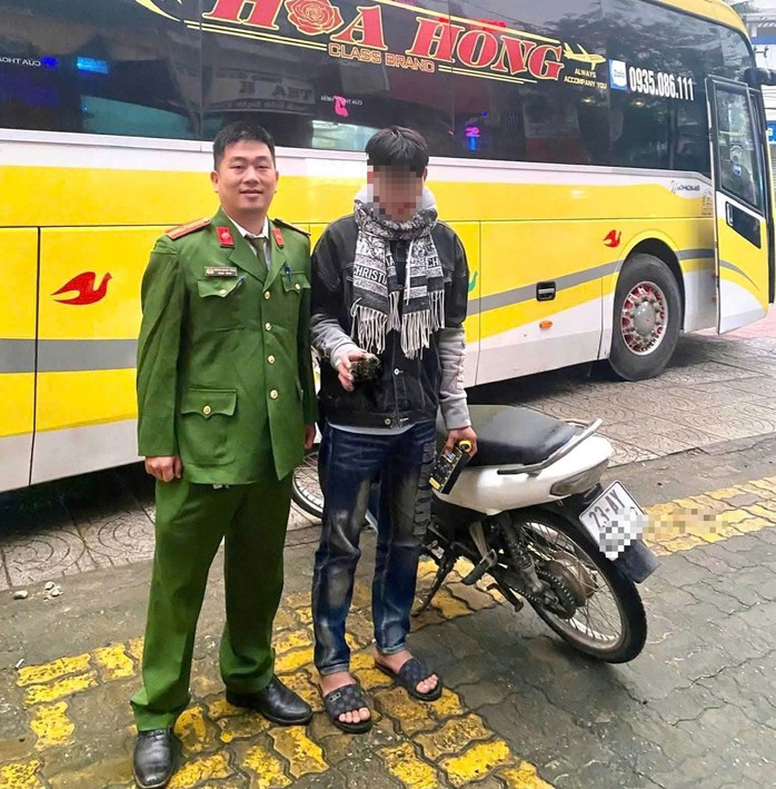 Công an phường Nam Đông Hà hỗ trợ kinh phí, liên hệ phương tiện để nam thanh niên đi gặp "bạn gái online" về nhà. Ảnh: Công an phường Nam Đông Hà