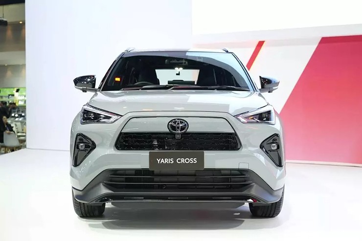 Toyota Yaris Cross Nightshade sở hữu nhiều chi tiết ngoại thất màu tối làm bật lên vẻ cá tính