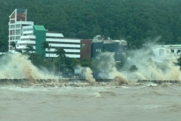 Miền Trung cục bộ có nơi mưa rất to, sóng biển cao đến 3m