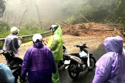 Đèo Gia Bắc sạt lở, 20 xe mắc kẹt trên đèo