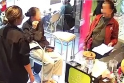 Tin tức trong ngày - Xôn xao clip 2 phụ nữ kêu gọi ủng hộ đồng bào bị lũ lụt miền Trung nhưng "30 ngàn thì khỏi"