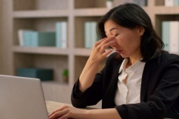 Mắt mỏi và nhìn mờ khi dùng máy tính: Dấu hiệu cảnh báo dân văn phòng không thể làm ngơ