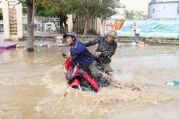 Tin tức trong ngày - Nhiều khu vực ở Tây Nha Trang tái ngập, người dân hoảng loạn chạy lũ
