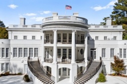 Nữ doanh nhân gốc Việt rao bán biệt thự giống Nhà Trắng