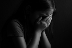 An ninh - Xã hội - TPHCM: Sợ mẹ buồn, bé gái không dám tố cáo cha dượng đốn mạt