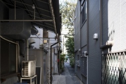 Bạn trẻ - Cuộc sống - Mua nhà 5 tỷ, vợ chồng trẻ nổi da gà với hành động mỗi sáng của hàng xóm