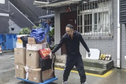 Thợ bốc vác đổi đời nhờ 'bắn tiếng Anh như gió'