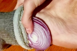 Đắp hành tây lên chân có thực sự thải độc cơ thể?