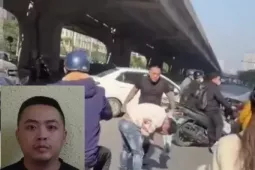 Tin tức trong ngày - Hà Nội: Tạm giữ tài xế ô tô đánh người sau va chạm giao thông