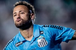 Neymar mặc kệ chấn thương vẫn ghi hat-trick, "hồi xuân" giúp Santos thoát hiểm