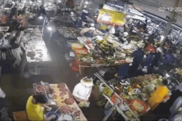 Camera ghi lại khoảnh khắc khiến cả chợ run sợ bỏ chạy