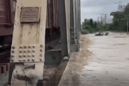 Tin tức trong ngày - CLIP: Lũ dâng cao, ngành đường sắt điều tàu hàng 200 tấn giữ cầu ở Lâm Đồng