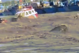 Tin tức trong ngày - Hàng chục tàu cá bị nhấn chìm và cuốn trôi ở Lâm Đồng