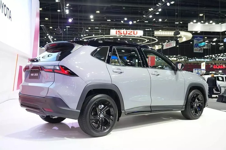 Toyota Yaris Cross Nightshade sở hữu nhiều chi tiết ngoại thất màu tối làm bật lên vẻ cá tính