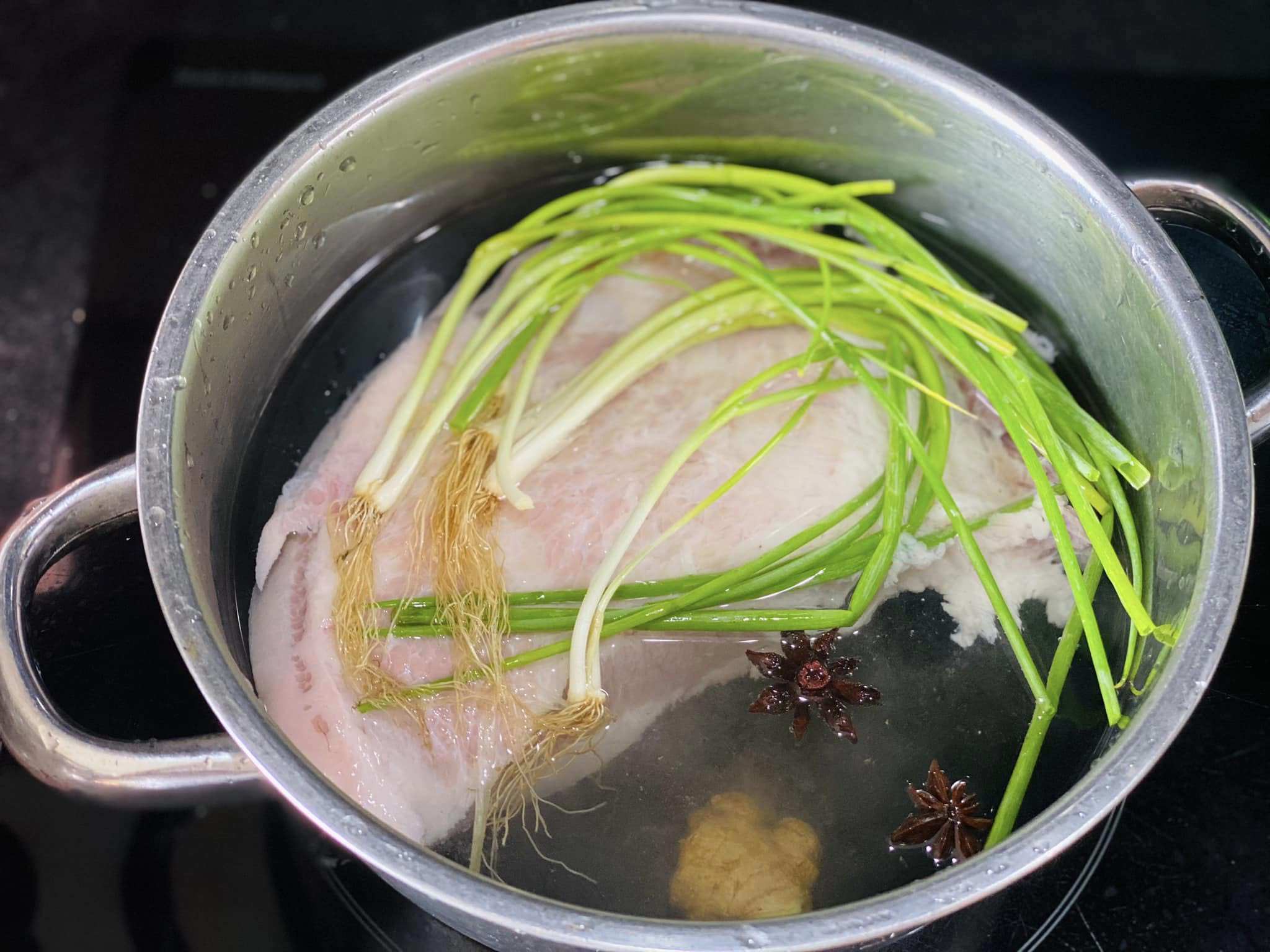 Mỡ xát cùng muối hạt, sau đó rửa sạch với nước rồi cho vào nồi thêm xâm xấp nước lạnh để luộc, thêm gừng rửa sạch đập dập, hành tươi nguyên rễ, một chút rượu, 2 hoa hồi để tạo mùi thơm. Khi nước bắt đầu sôi thì lật mặt thịt, hớt bọt để loại bỏ chất bẩn và tạp chất.