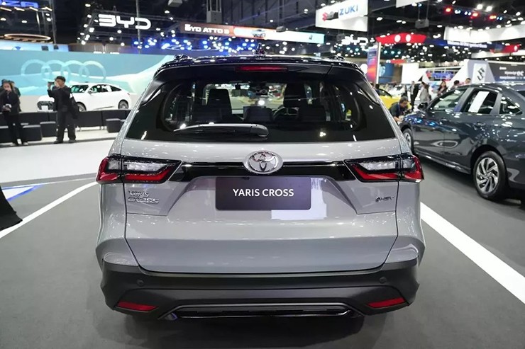 Toyota Yaris Cross Nightshade sở hữu nhiều chi tiết ngoại thất màu tối làm bật lên vẻ cá tính