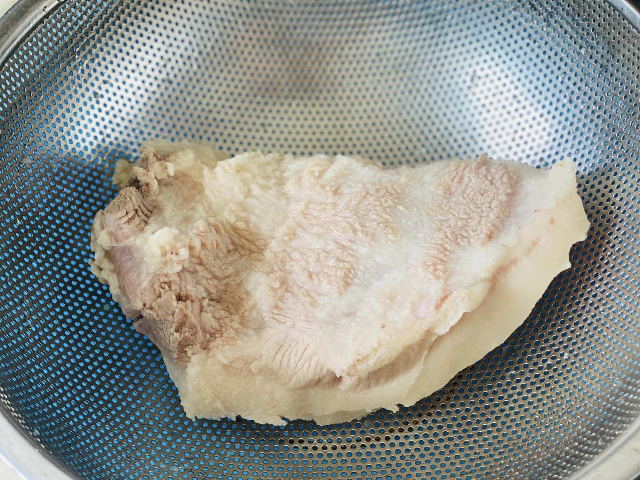 Luộc khoảng 2 phút thì vớt thịt ra để ráo.