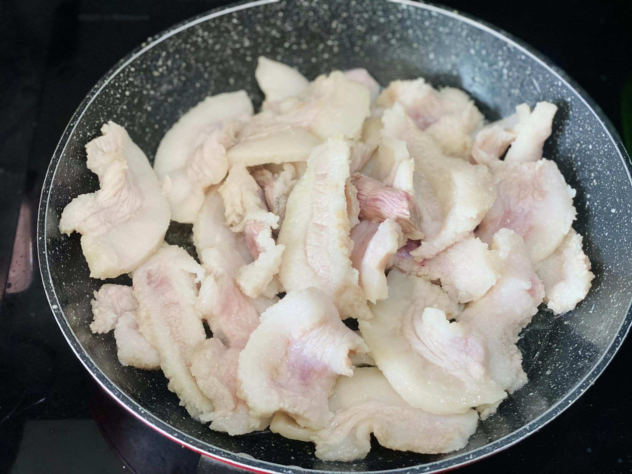 Thái mỡ mỏng vừa phải rồi đem chiên.