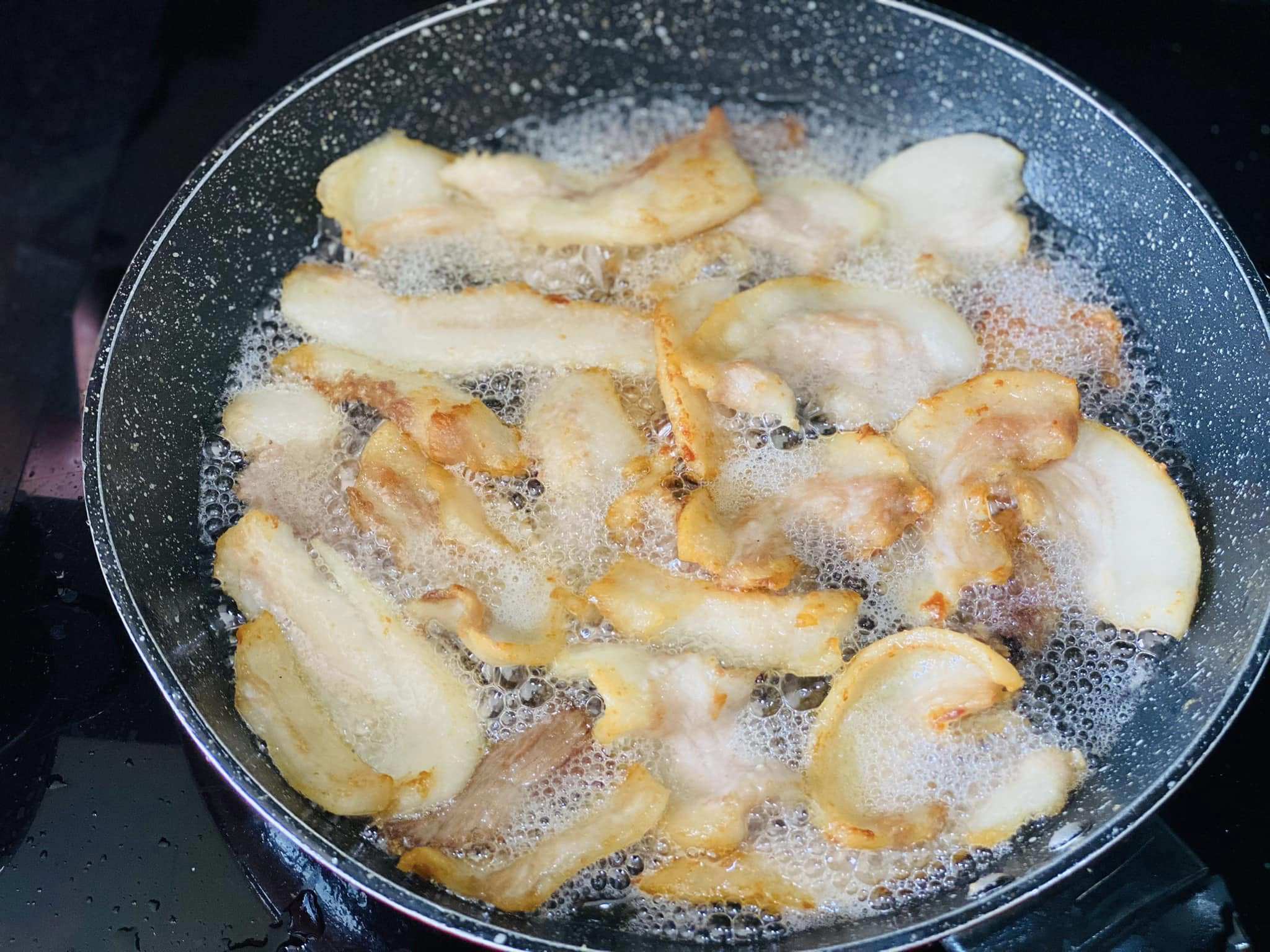 Chiên tóp mỡ ở nhiệt độ vừa phải, khi thấy tóp mỡ nổi dần lên, bọt nhỏ dần thì tăng nhiệt giúp tóp mỡ giòn, không bị ngấm mỡ.