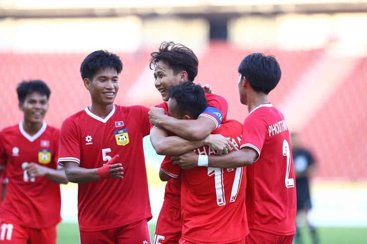 U22 Lào chọc thủng lưới U22 Việt Nam từ pha bóng bổng