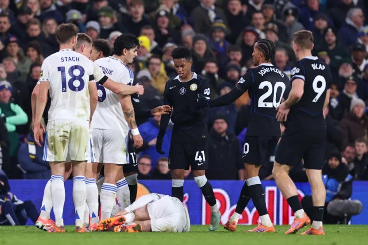 Người hâm mộ chỉ trích pha xấu chơi của Estevao