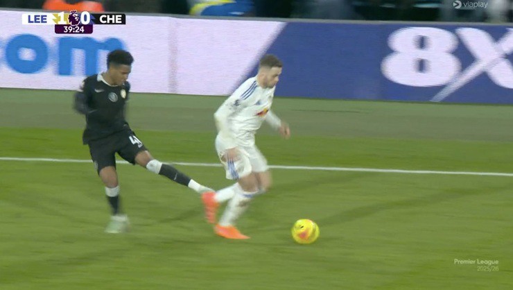 Estevao thoát thẻ đỏ sau pha đá nguội vào Gudmundsson bên phía Leeds United