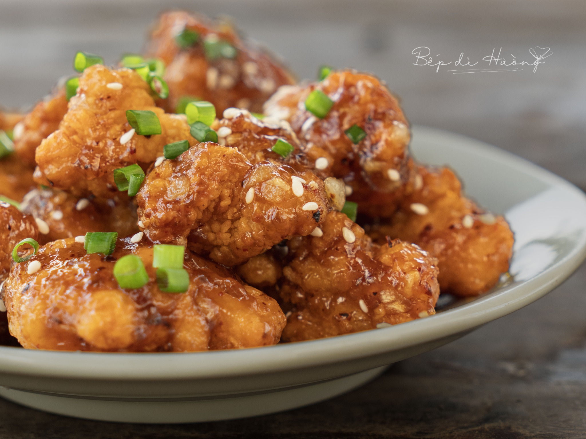 Thịt ức gà làm món này không hề khô, vị ngọt thơm của mật ong thấm đẫm bên ngoài lớp vỏ giòn rụm cực hấp dẫn!