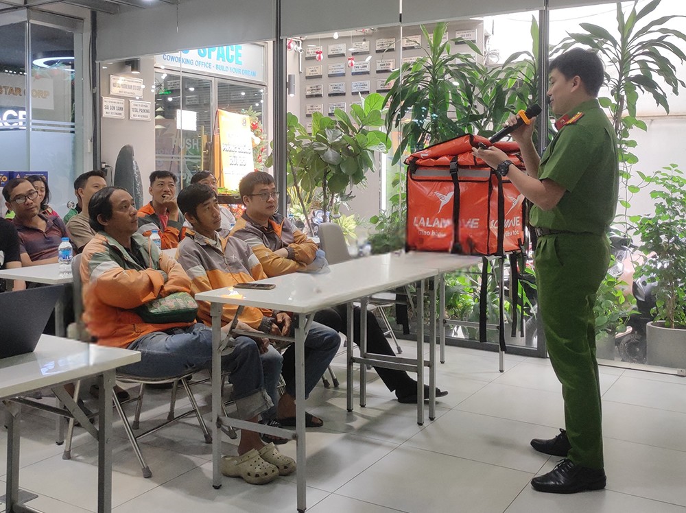 Đại diện Trường Cao đẳng Cảnh sát Nhân dân 2 với những chia sẻ quan trọng để phòng chống rủi ro. Ảnh: LLM