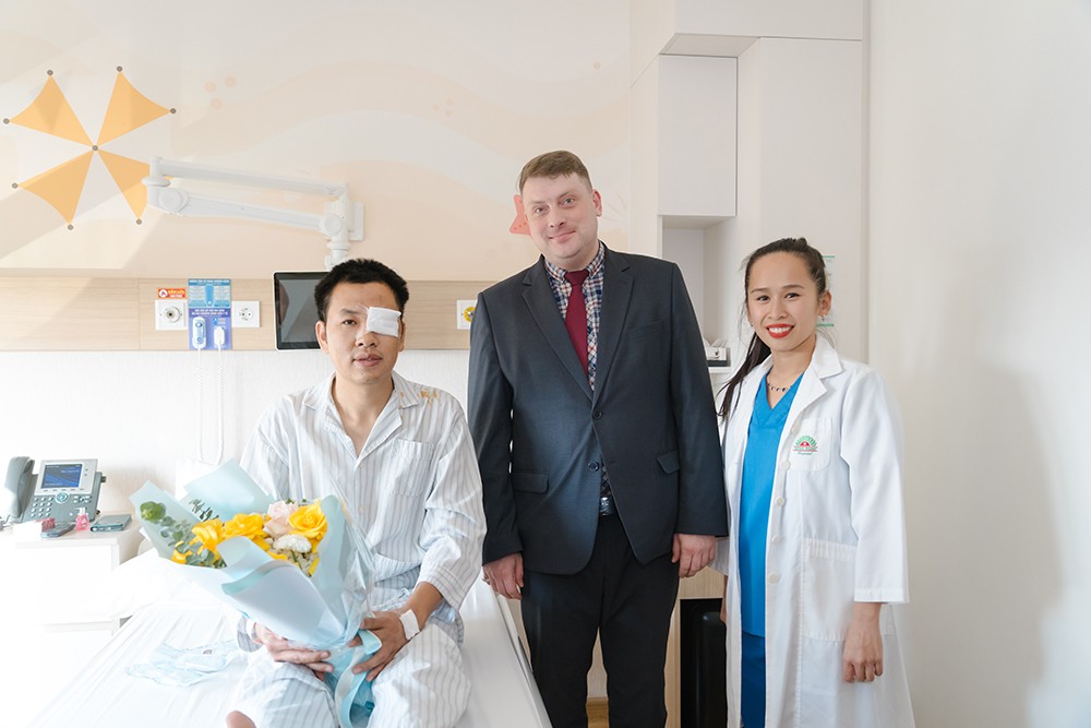 Giám đốc Trung tâm Khoa học và Văn hóa Nga chúc mừng người bệnh và ê kíp phẫu thuật