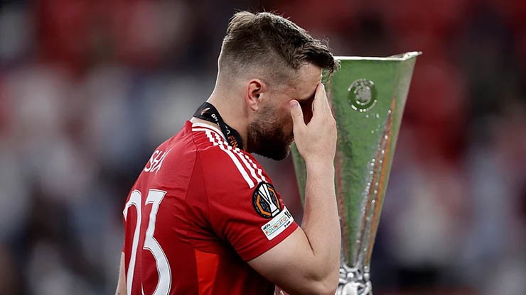 Vẻ thất vọng của Luke Shaw sau trận chung kết Europa League năm ngoái
