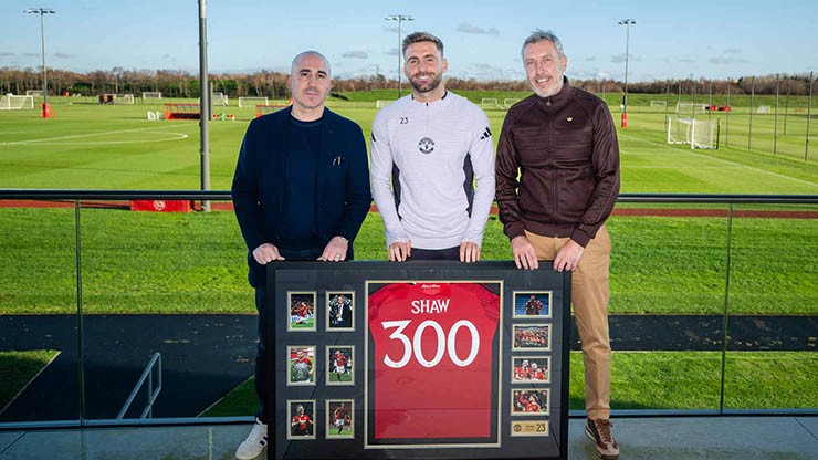 Shaw kỷ niệm 300 trận khoác áo MU