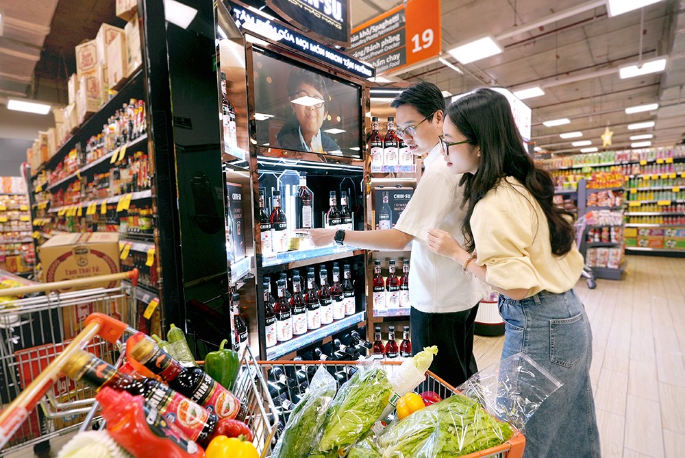 Người tiêu dùng mua sắm sản phẩm Masan Consumer - Nước mắm Chin-Su ủ chượp 365 ngày